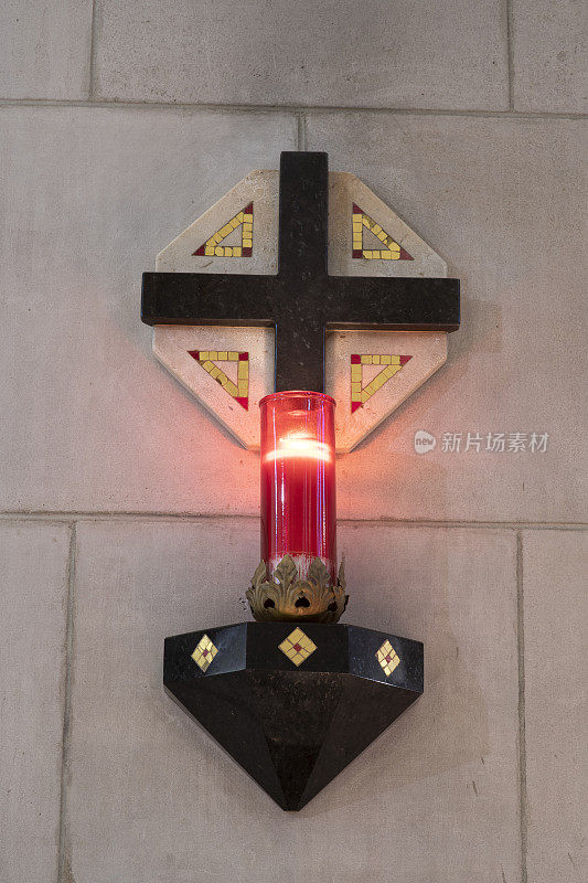 魁北克圣安妮教堂的十字架和蜡烛