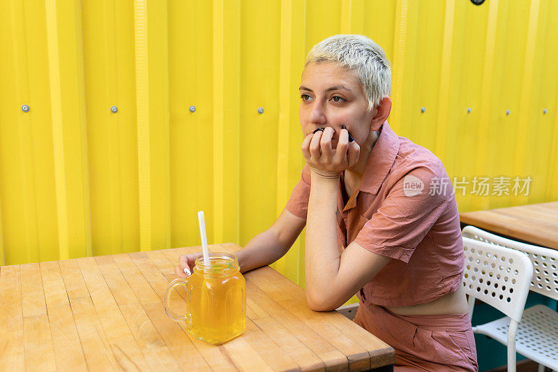 在咖啡馆喝柠檬水的年轻女人