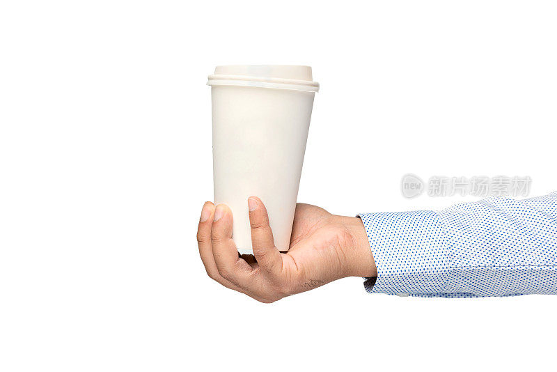 一个男人在白色的背景上拿着一杯咖啡
