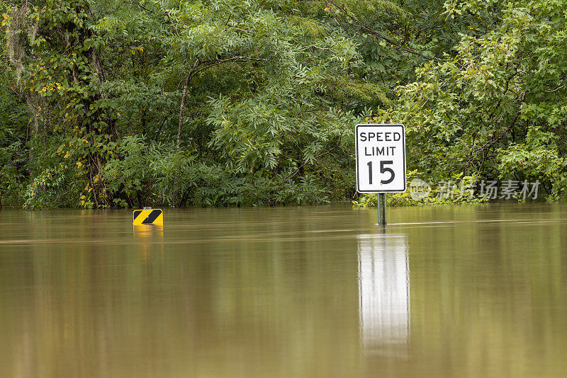 长时间暴露在15英里每小时的限速标志突出在流动的洪水