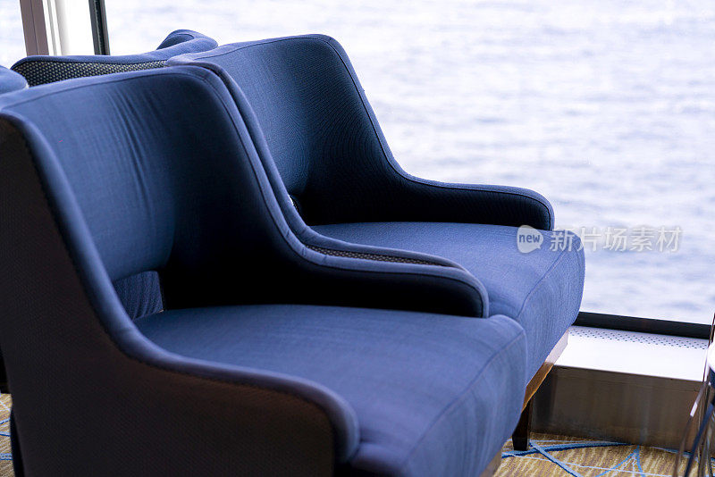 大堂吧海军蓝面料扶手椅，海浪背景拉近