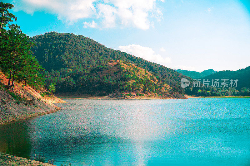 日落湖，碧水蓝天，山中森林远端，博鲁，土耳其