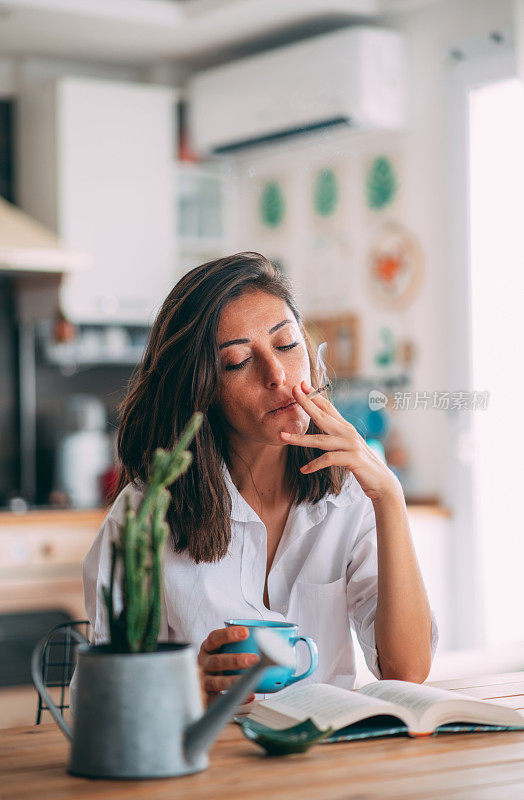 吸烟的女人正在读书