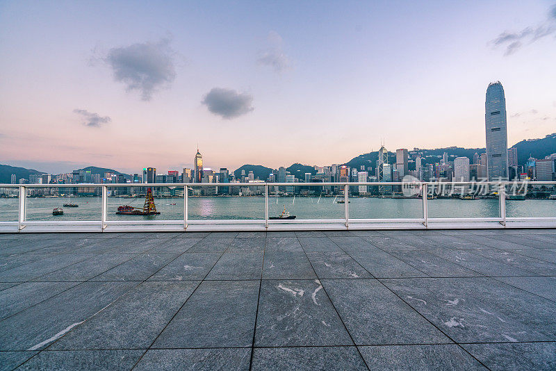 香港天际线前的空瓷砖地板