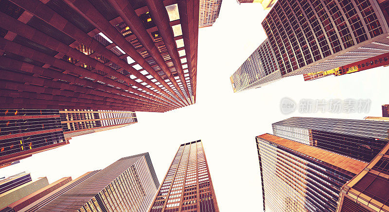 仰望美国纽约曼哈顿的一排高楼。