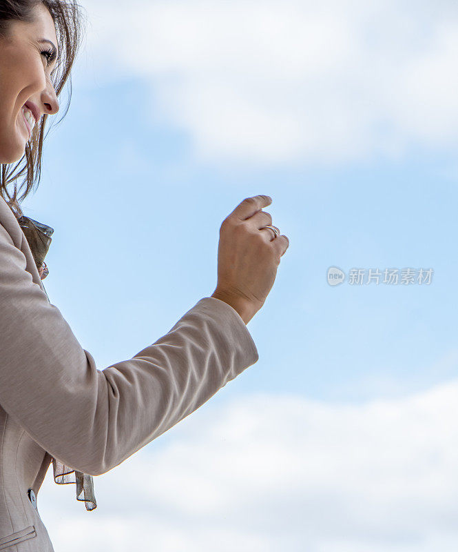 穿着正装的优雅商务女士站在窗边的肖像