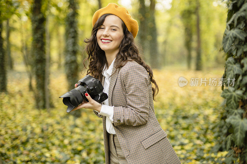 女摄影师正在森林里拍照