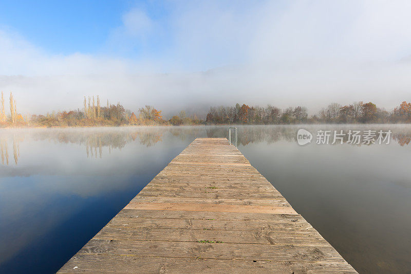 有雾的早晨:码头通向湖泊