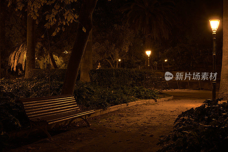 孤独的长椅，晚上在公园里