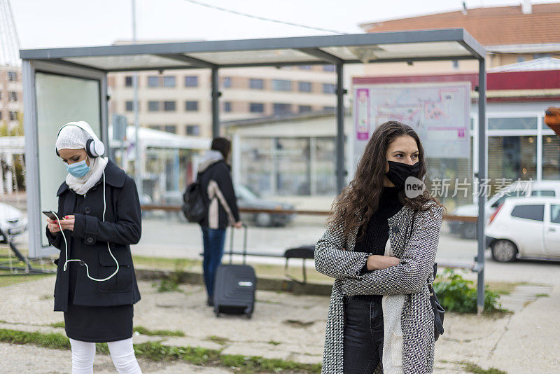 不同信仰的妇女在等车。