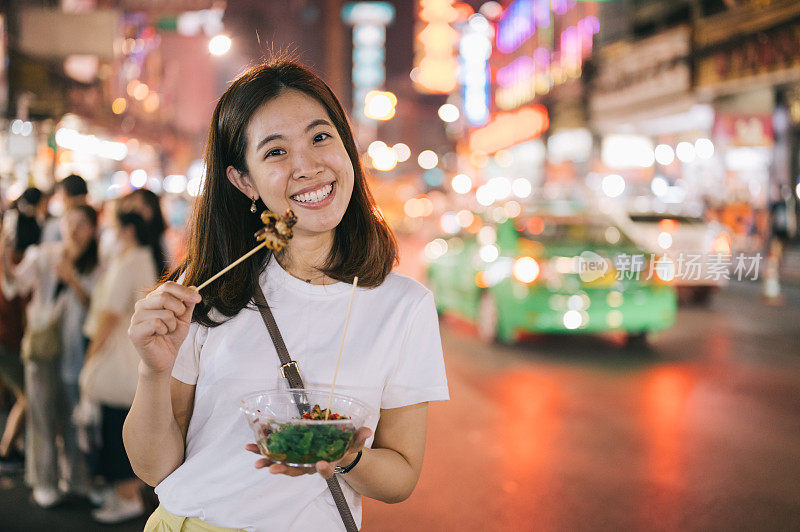 年轻迷人的亚洲旅人喜欢在夜间走在街上，女人则喜欢在瑶华街沿路吃街头小吃海鲜。