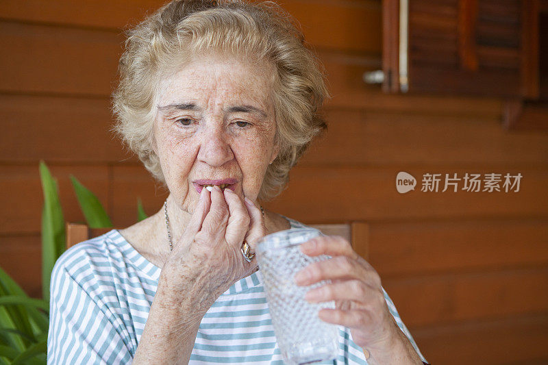 老年妇女正在服用抑郁症药物