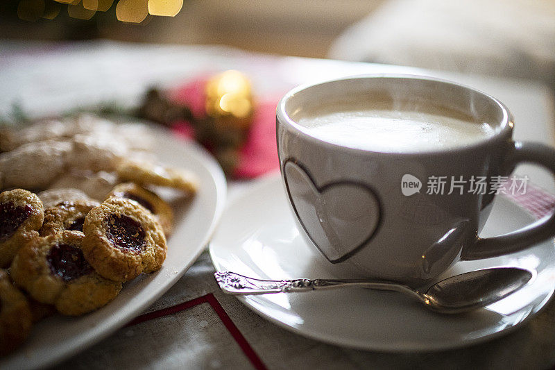 供应新鲜出炉的圣诞饼干和一杯热咖啡