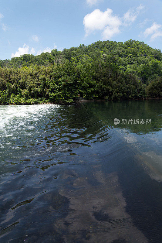 汹涌的水流越过堰