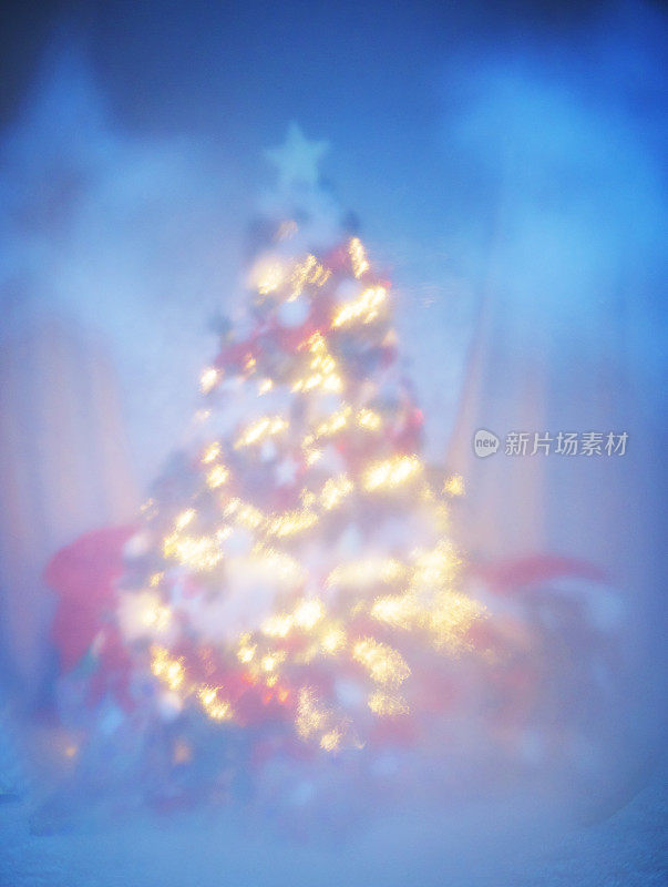 蓝色和金色的气氛拍摄的圣诞树