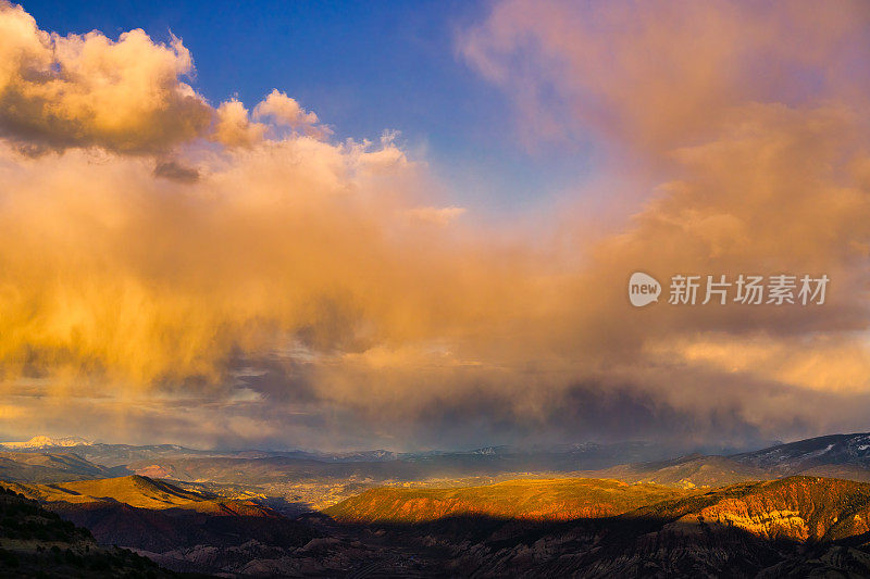 风暴云粉红轻山景观