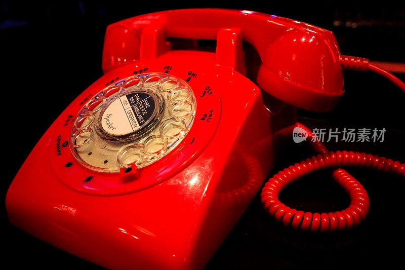 红色老式电话孤立在黑色背景。老式红色电话在背景经典红色电话