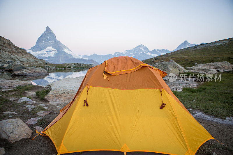 山顶上有帐篷，马特洪峰山顶景色