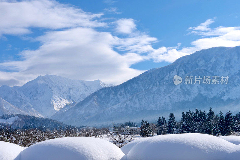 冬天的山被雪覆盖着