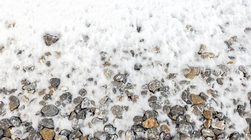 卵石和冰冻的雪