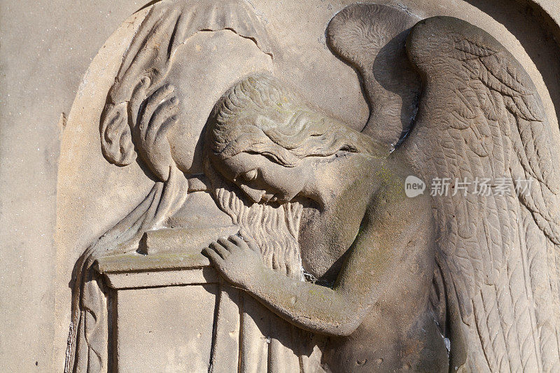 19世纪墓碑上的悲伤天使