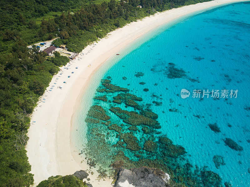 原始的岛屿海滩和海洋。从上面的札米岛