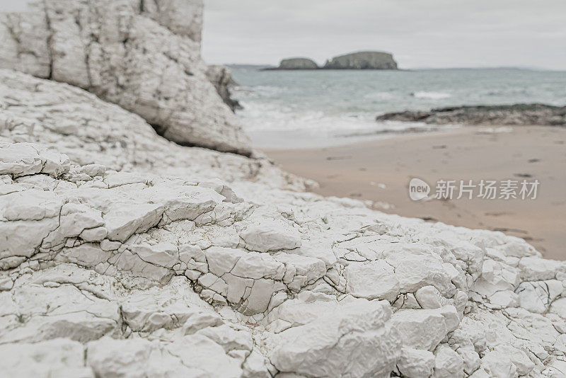 在水边露出地面的白垩岩石