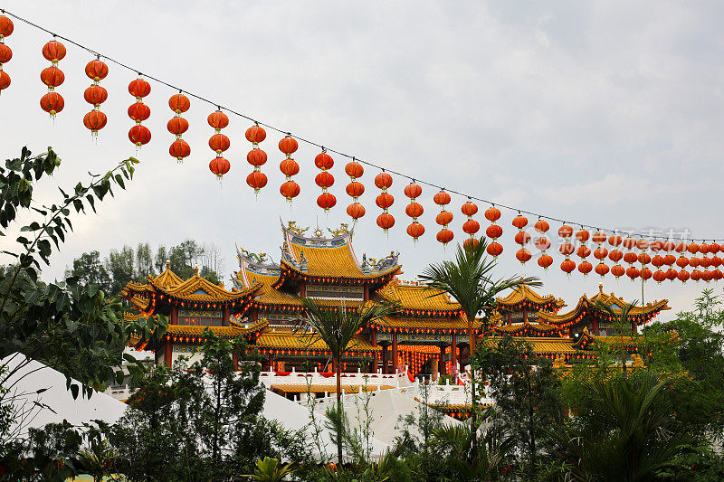 中国农历新年庆祝活动之前更换灯笼内