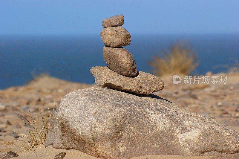 海滩上堆积的石头的特写镜头