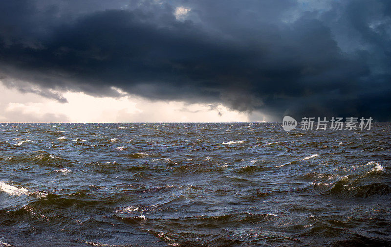 令人毛骨悚然的海景和热带风暴期间的海浪