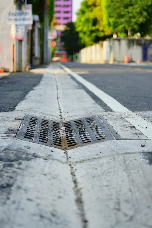 金属格栅关闭了道路