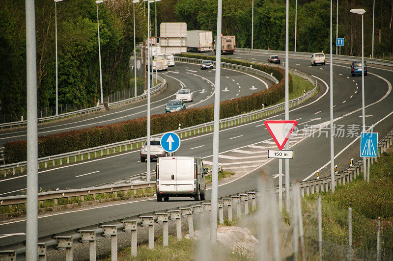 多车道公路