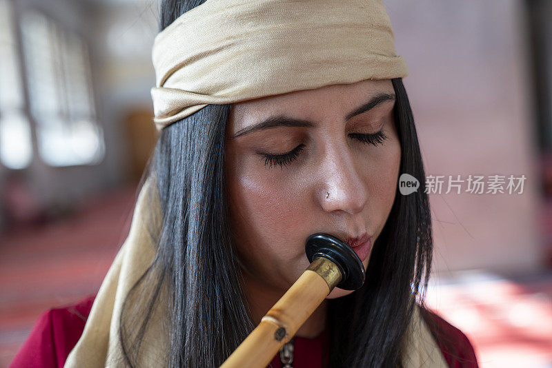 著名的土耳其芦笛艺术家。清真寺里的苏菲派穆斯林妇女