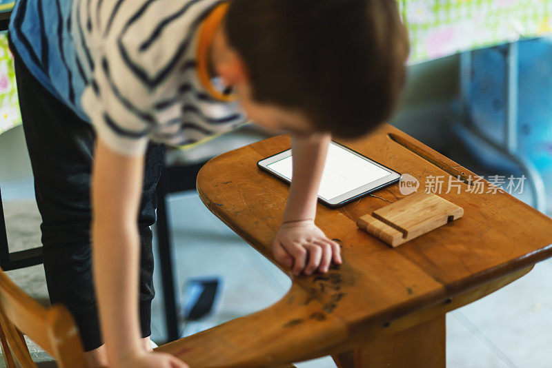 男孩在家上学时分心