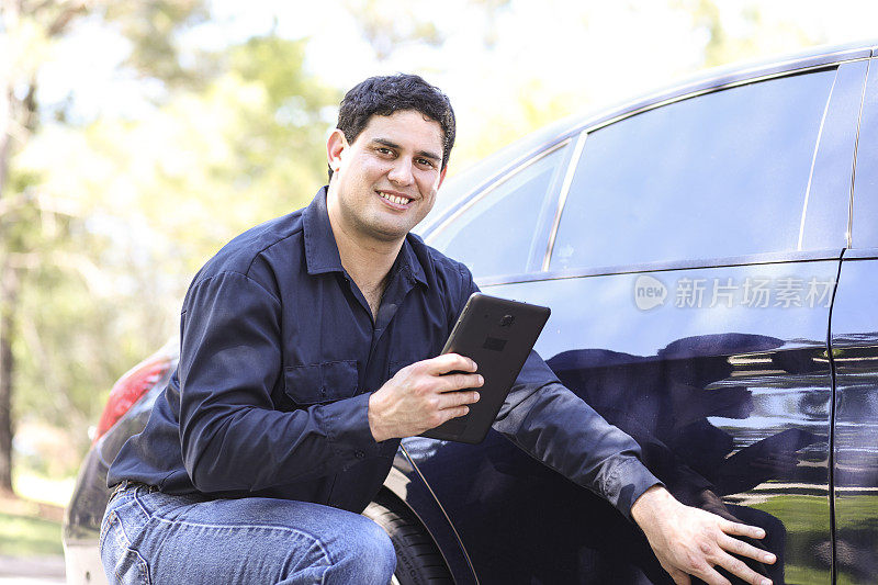 一位拉丁裔男子检查汽车损坏情况。保险索赔。