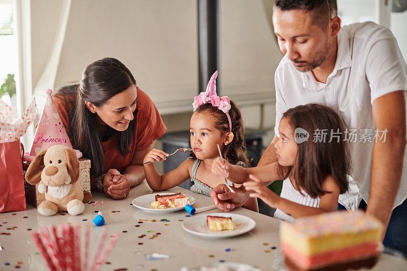 一个小女孩和她的家人在家里庆祝她的生日