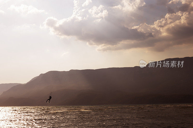 土耳其阿基亚卡，在夕阳下风筝冲浪