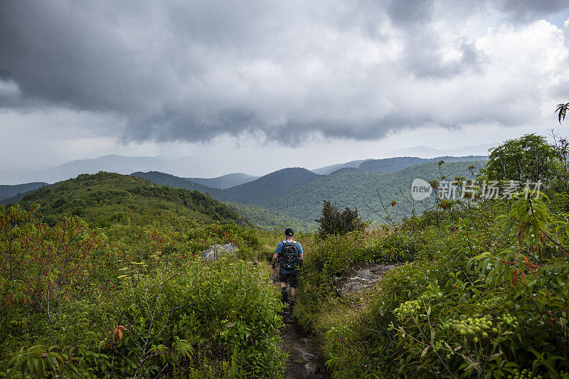 一名男子在北卡罗莱纳的黑香油丘和坦纳特山道徒步旅行