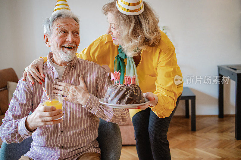 在家里给老夫妇开个生日派对