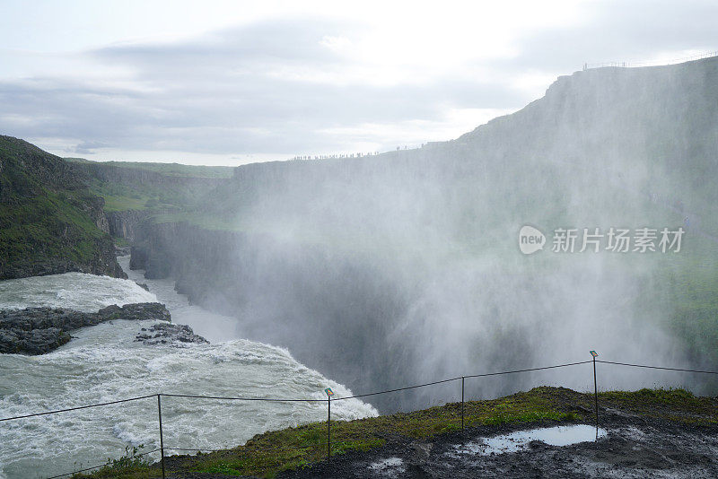 在冰岛Hvítá河上的Gullfoss瀑布