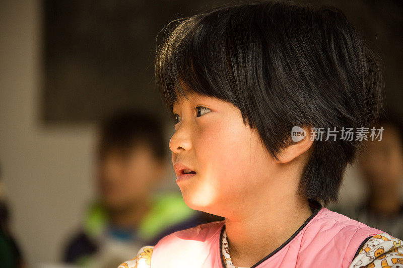 乡村小学里的小学女生