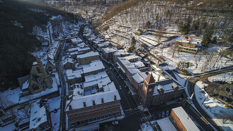 冬天，宾夕法尼亚州吉姆·索普百老汇大街上的卡本县法院。空中无人机视图。