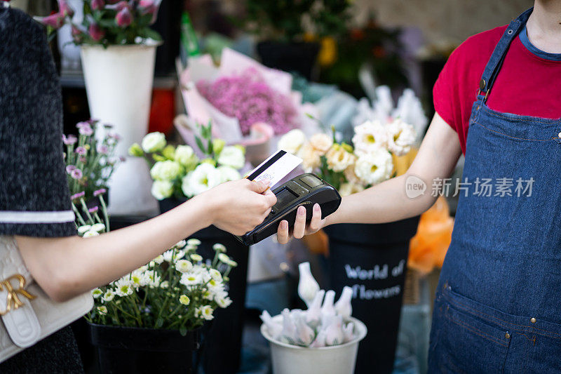 女人在商店里用信用卡付账