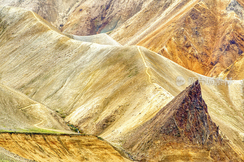 欧洲美丽独特的岛国冰岛的高地上的Landmannalaugar的令人叹为观止的彩色山丘