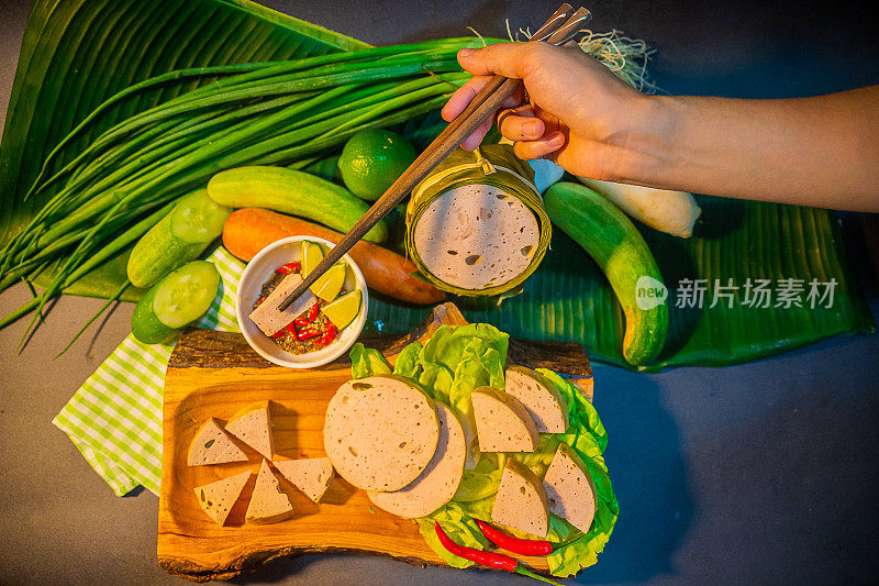 传统的越南食物，猪肉香肠或猪肉腊肠，配以胡椒、柠檬和盐酱，颜色鲜艳