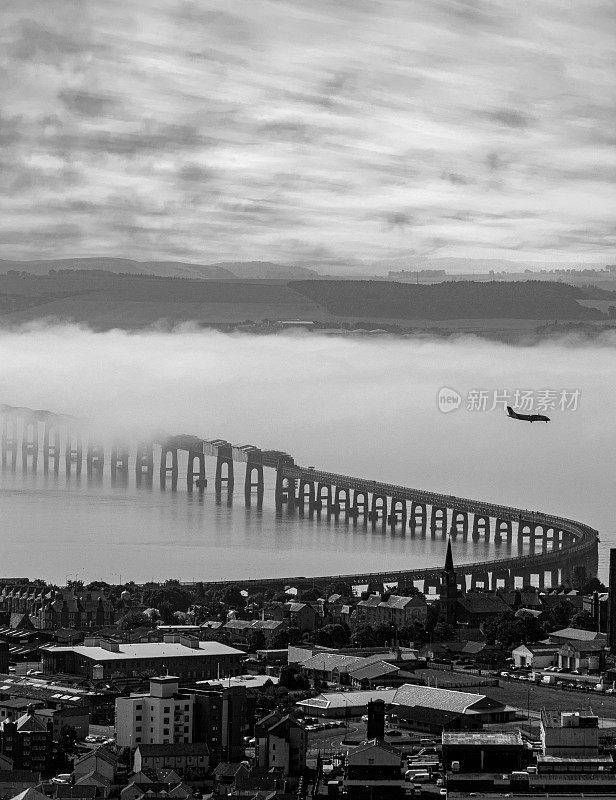飞机飞过邓迪泰河铁路桥