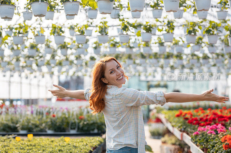 花园里的年轻女子