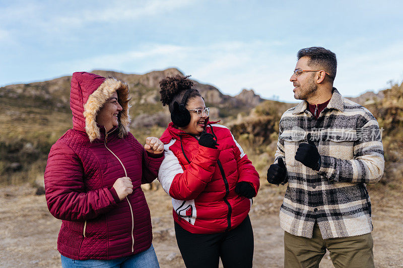 朋友们在沙漠自然公园里唱歌跳舞