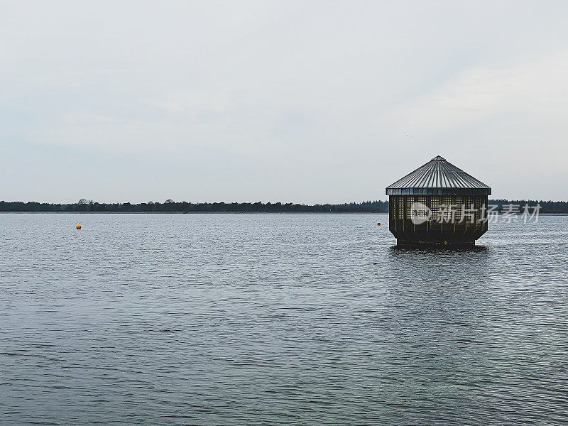 在雨天，德国林根市有一个名为“Speicherbecken”的湖。