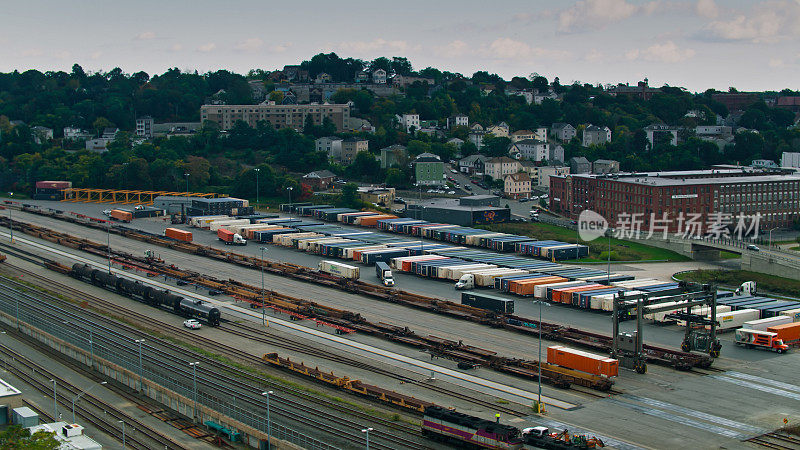 摄于马萨诸塞州伍斯特市一个铁路车场的航拍照片